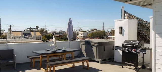 Bright 5 bdroom 3 bath w/Rooftop Deck by the Beach