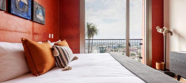 Enjoy skyline/city views from this 17th floor flat