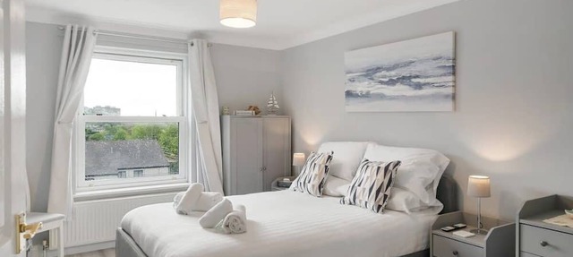 Stylish Apartment with Private Parking, Torquay