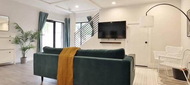 3 BR Urban Hideaway - Steps from Daily's/TIAA Fld!