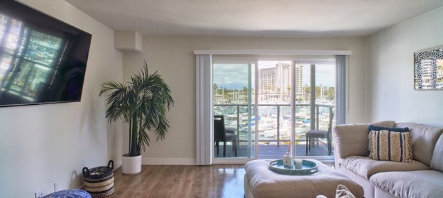 Blue Agate' Seaside Bright Waterfront Full Marina View Pool, Jacuzzi, Gym