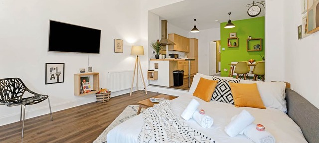 Cheerful Stays: Spacious main door flat in Leith