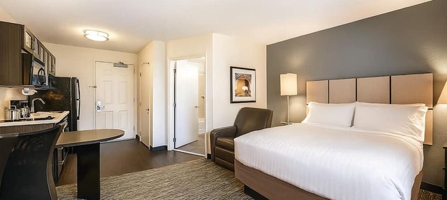Explore North Shore from Boston! Kitchen, Pets Allowed, Near Burlington Mall!