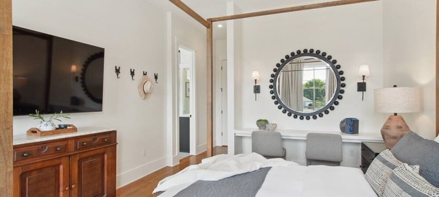 The 1300 | Designer 6-bedroom, Close to Parades
