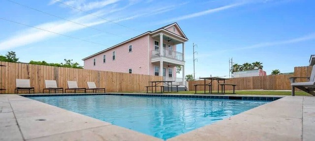 Pristine 4BD w Pool | Driveway Parking | Balcony