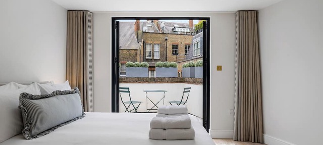 Elegant split level High St Ken Apt with Terrace