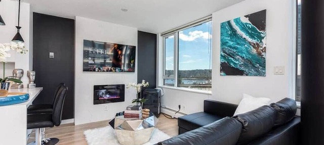 Modern & Comfy in Downtown ~ Views ~ Pool