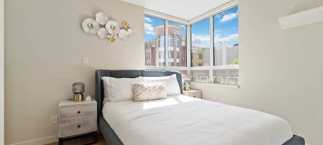 Stylish 3BD Chinatown Condo | Rooftop & City Views