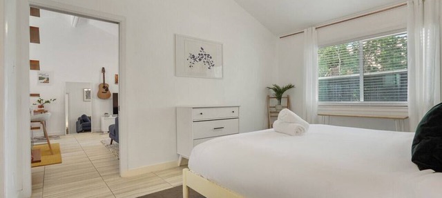Stylish Austin Retreat w/Luxurious King Bed + W/D