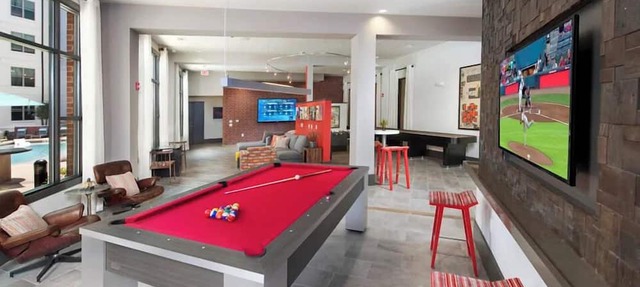 Jungle on the Square – Luxury 1BR w/Rooftop Lounge, Pool & Gym Access