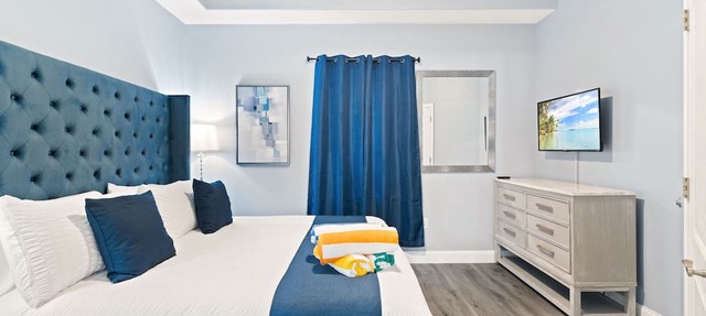 Condo is just 2 miles away from Disney, wonderful Lake view family-sized