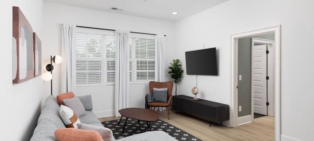 Chic and Cozy Designer Condo 3 Miles to Downtown