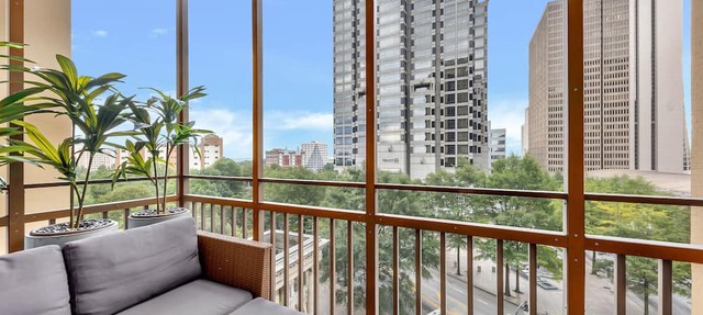 Downtown Condo Walk to Mercedes Benz Stadium