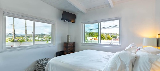 Bright Ocean View Escape