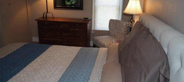 The Cute & Cozy - Upper Apartment - GREAT LOCATION! WALK TO BEACH AND DOWNTOWN! A/C!