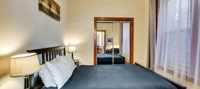 Perfect for Groups! Steps to the Beach and Room for All! Enjoy All Andersonville Has to Offer! by AllSet Turnover