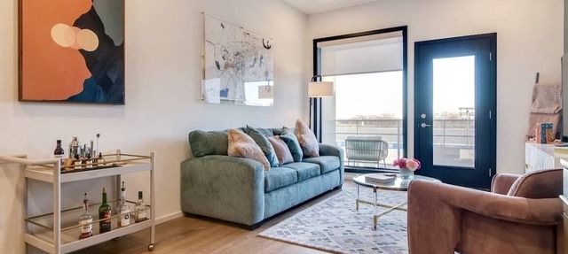Stylish downtown condo w/pool & parking