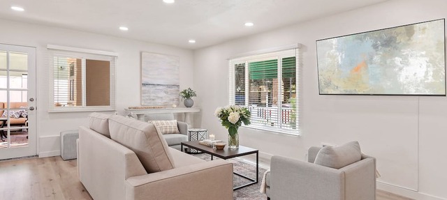 Beautiful Remodeled Condo With Patio Near West Beach