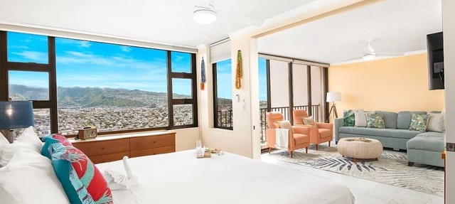 Waikiki Banyan condo - views & beach access