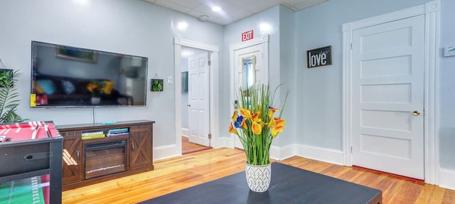 Updated Apt w/Shared Yard: Near Events & Boston
