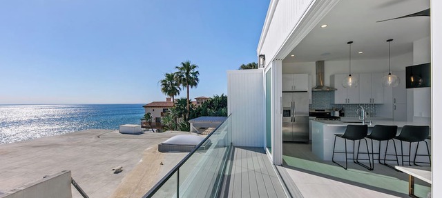 New Beachfront Guest Unit + Private Rd + Parking, Pet-Friendly