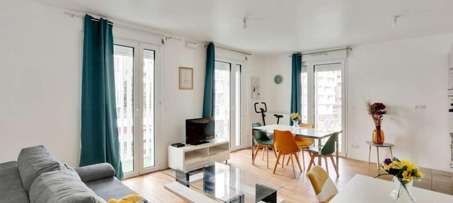 Chic apart with parking near Paris