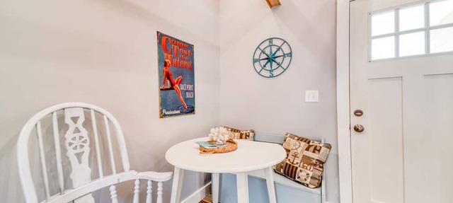 Lovely Studio with Full Kitchen + Private Deck!