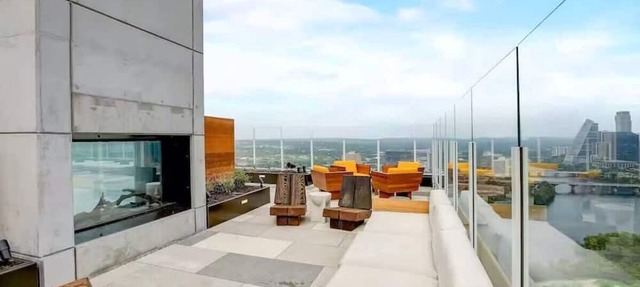 Mins to Rainey St | Heated Pool | Gym | Fireworks