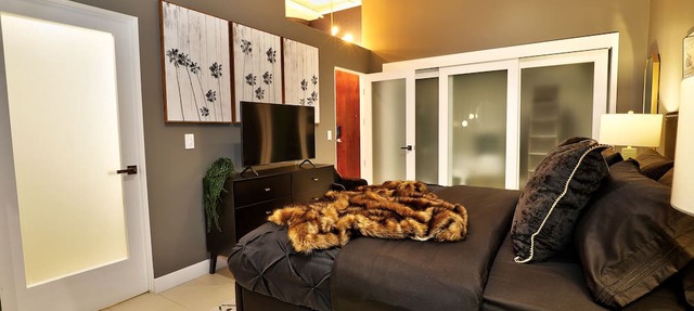 Downtown LA Loft w/Rock & Roll Vibe, Rooftop Pool + Free Parking