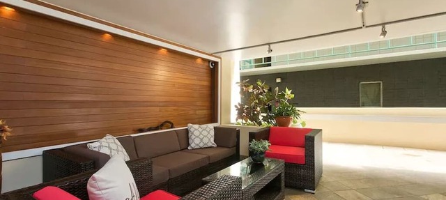 King Bed Diamond Head Beach Hotel Studio Apt.