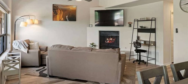 Beautiful Modern Condo, Community Pool! Coffee Pot