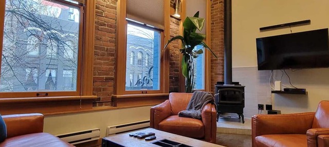 Stylish Gastown Loft/Soaker Tub, Steam Shower & Wood Stove