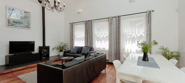 Luxury Harbourside Apartment with Balcony