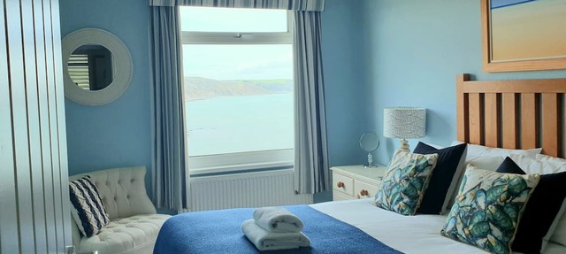 2 bedroom apartment with balcony, panoramic sea views, outisde space and parking
