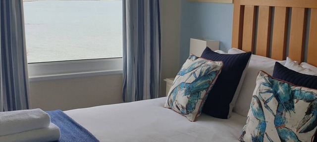 Fabulous 3 bed Apartment with Balcony, Panoramic Sea Views & Free onsite parking