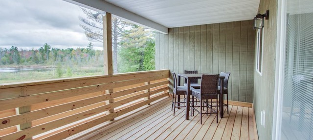 The 4th Overlook Seeps 4, In-between Crystal Mountain and Traverse City! WI-FI