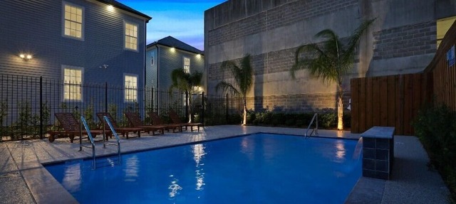 20% OFF Monthly | 10% OFF Weekly-Modern Condo Steps to St. Charles Ave & Close to FQ