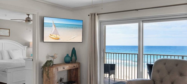 Gulf Front Primary Bedroom, Great Location!