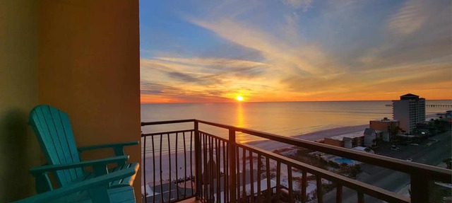 Origin 1305: Sunset-View Studio w/Balcony! Free Fun!
