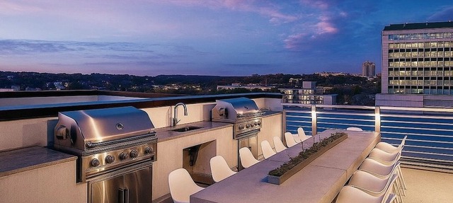 Downtown Austin Getaway - Luxury 3BR Suite w/Rooftop Pool & Views - Near 6th St