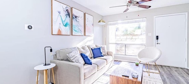 Trendy SoCo 1BR suite, king bed, fast WiFi w/pool