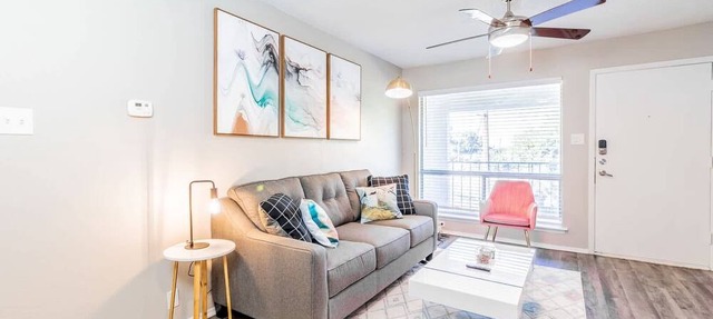 SoCo chic 1BR w/pool, king bed, close to DT