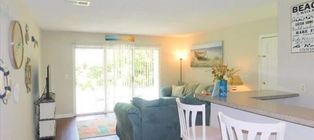 T15 Downstairs with 1 king bed in Ocean Walk