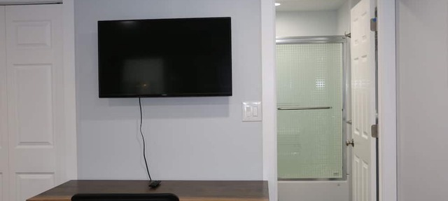 Luxury Remodeled and furnished private studio with self check-in