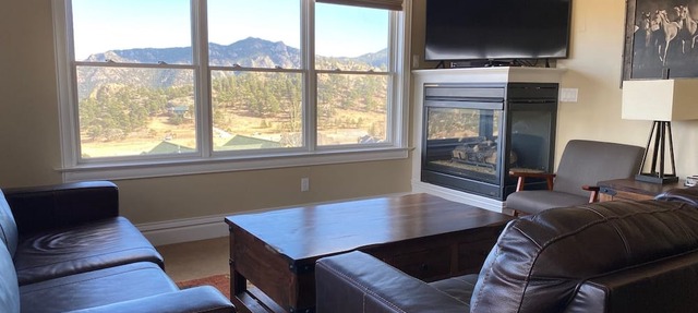 Breathtaking Mountain Views, Close to Marys Lake,RMNP, Community Pool/Hot Tub- Marys Lake Lookout, Estes Park CO