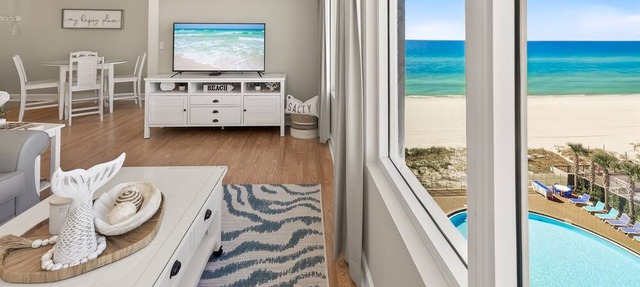 BEACHFRONT + Beach Chair SERVICE Near PIER PARK! 2BR 2 BA - 2 King Beds