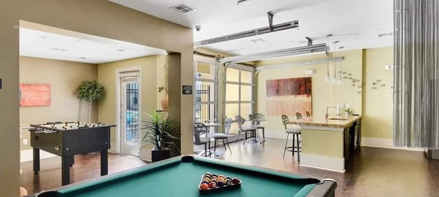 Trendy SoCo 2BR King Suite w/GymPickleballLaundry