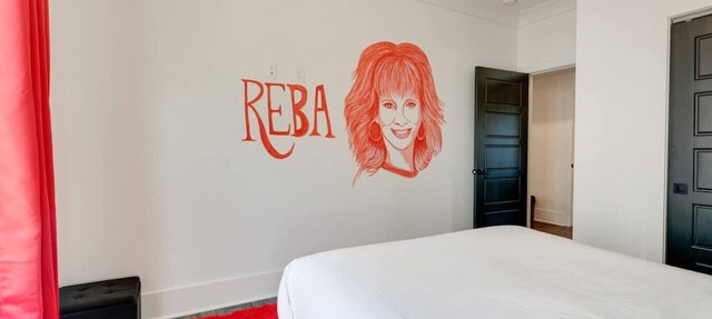 The Mural House: 11 BED Group HQ | Near The Gulch
