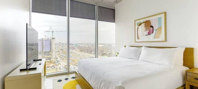 Luxe Rainey St High Rise | Heated Pool | Fireworks
