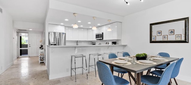 Fantastic 3 bed/2bath in Key Colony Condo with beach, pool and tennis